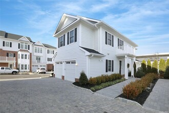 1201 Mill Creek S in Roslyn, NY - Building Photo - Building Photo