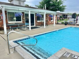 Mayfair Apartment Homes in Jeffersonville, IN - Building Photo