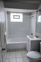 6046 N 61st St in Milwaukee, WI - Foto de edificio - Building Photo