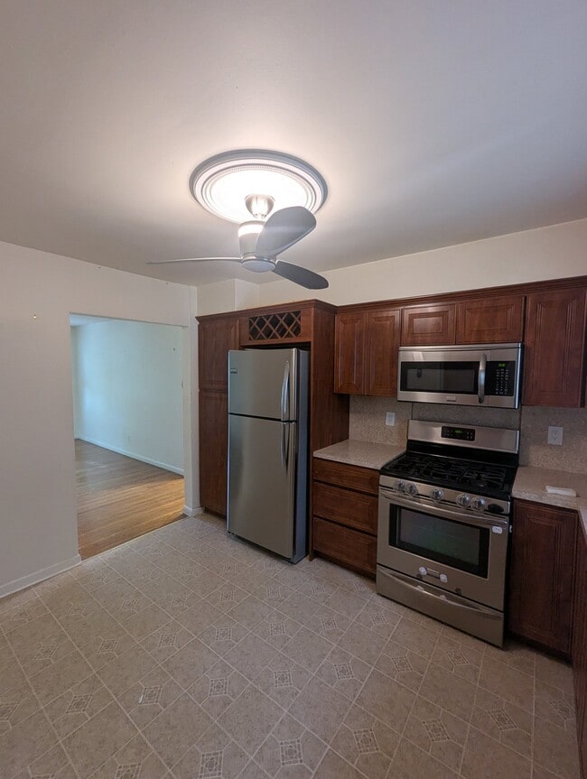 22 Gaines St, Unit First Floor in Huntington, NY - Foto de edificio - Building Photo