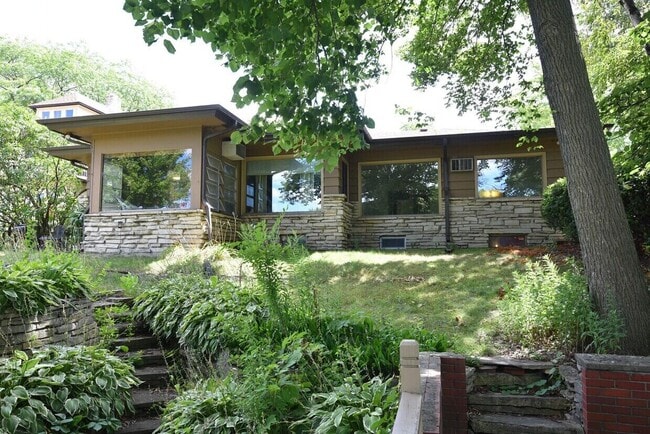 property at 716 W Rock Pl