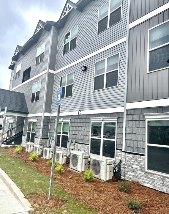 Platform Douglas in Douglas, GA - Building Photo