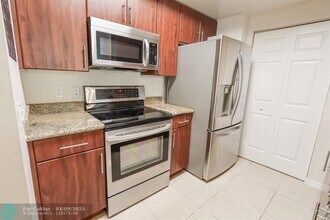 2421 NE 65th St in Fort Lauderdale, FL - Building Photo - Building Photo