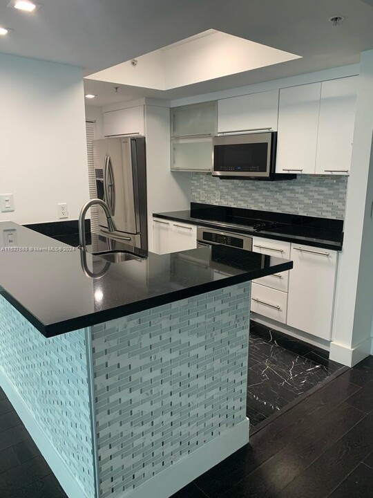 110 Washington Ave, Unit 2316 in Miami Beach, FL - Building Photo