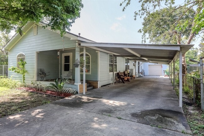 9226 E Avenue Q in Houston, TX - Building Photo - Building Photo