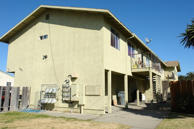 1041 Mohar St in Salinas, CA - Foto de edificio - Building Photo