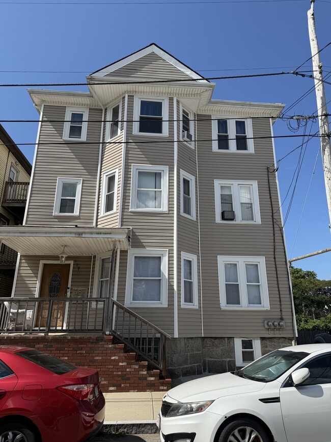 117 Howard St, Unit 1 in Fall River, MA - Building Photo - Building Photo