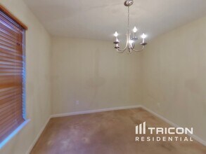 8146 Birchfield Dr in Indianapolis, IN - Foto de edificio - Building Photo