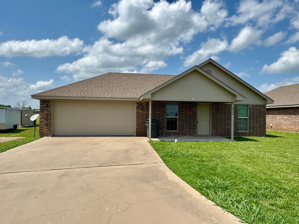 6921 N River Crossing in China Spring, TX - Foto de edificio