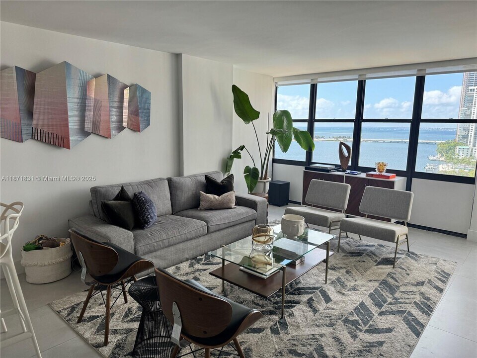 1865 Brickell Ave in Miami, FL - Foto de edificio