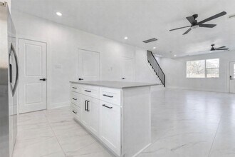 5912 Mayle St in Houston, TX - Foto de edificio - Building Photo