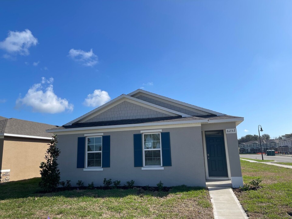 6252 Canter Cir in Apopka, FL - Foto de edificio