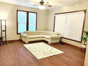 327 N Market St, Unit 327 in Oskaloosa, IA - Building Photo - Building Photo