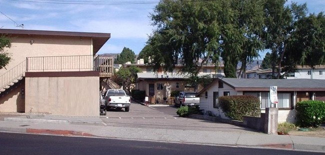 152-196 Ferrini Rd in San Luis Obispo, CA - Foto de edificio - Building Photo