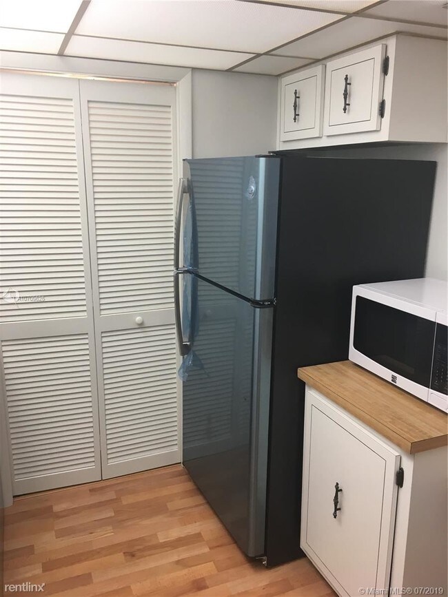 210 Lakeview Dr-Unit -Apt 307 in Weston, FL - Building Photo - Building Photo