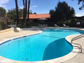 Granada Gardens Apartments in Thousand Oaks, CA - Foto de edificio - Building Photo