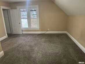 407 17th Ave in Moline, IL - Building Photo - Building Photo