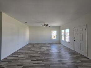 6322 Red Oak Dr in Hitchcock, TX - Building Photo - Building Photo