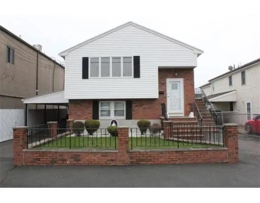 161 Patriot Pky, Unit 1 in Revere, MA - Foto de edificio