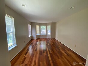 92 Amy Dr in North Brunswick, NJ - Building Photo - Building Photo