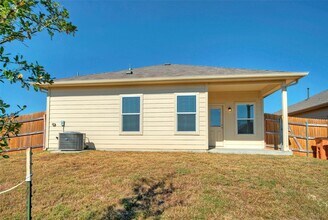 9720 Baden Ln in Austin, TX - Foto de edificio - Building Photo