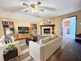 523 N Foxridge Dr in Raymore, MO - Building Photo