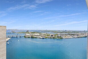 335 S Biscayne Blvd in Miami, FL - Building Photo