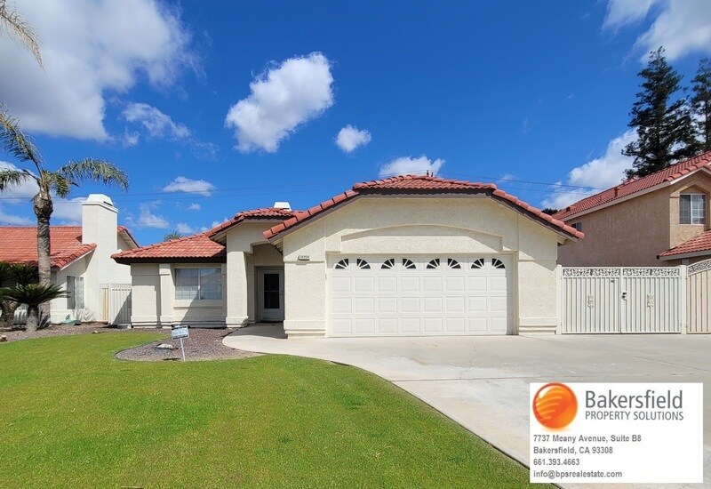 10904 Via Vista in Bakersfield, CA - Building Photo