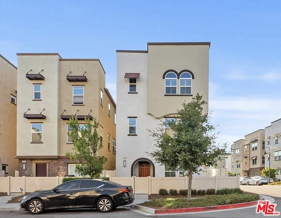 749 Daniel Freeman Cir in Inglewood, CA - Building Photo