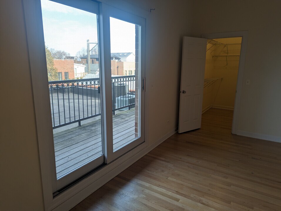 1438 W Belmont Ave in Chicago, IL - Building Photo