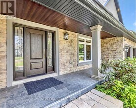 2068 Mississauga Rd in Mississauga, ON - Building Photo - Building Photo