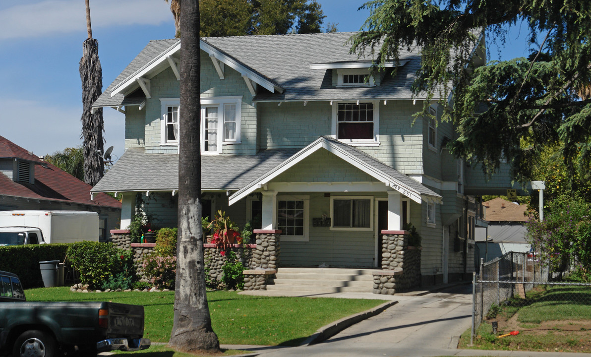 829 Los Robles Ave in Pasadena, CA - Foto de edificio