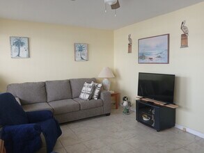 8401 N Atlantic Ave, Unit Unit E6 in Cape Canaveral, FL - Foto de edificio - Building Photo