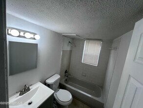 1040 Bert Rd in Jacksonville, FL - Building Photo - Building Photo