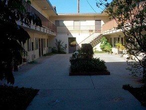 211 North Isabel in Glendale, CA - Foto de edificio - Building Photo