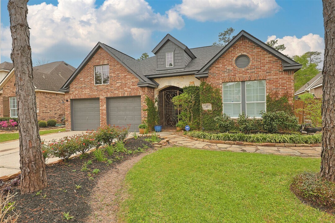 63 N Crescendo Path Pl in Shenandoah, TX - Building Photo