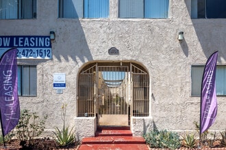 1935 Myrtle Ave. in Long Beach, CA - Foto de edificio - Building Photo