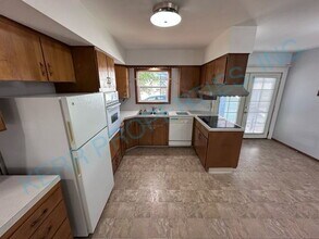 6329 SE 97th Ave in Portland, OR - Building Photo - Building Photo