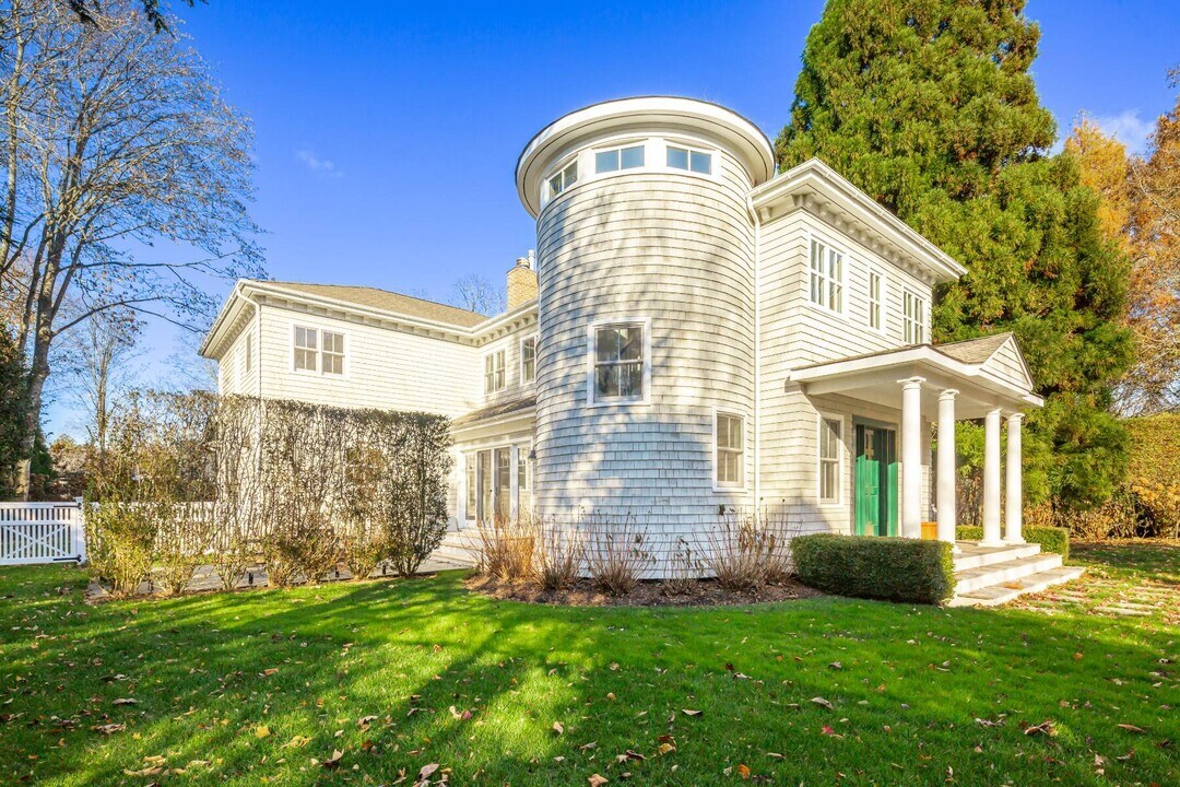 2654 Montauk Hwy in East Hampton, NY - Building Photo