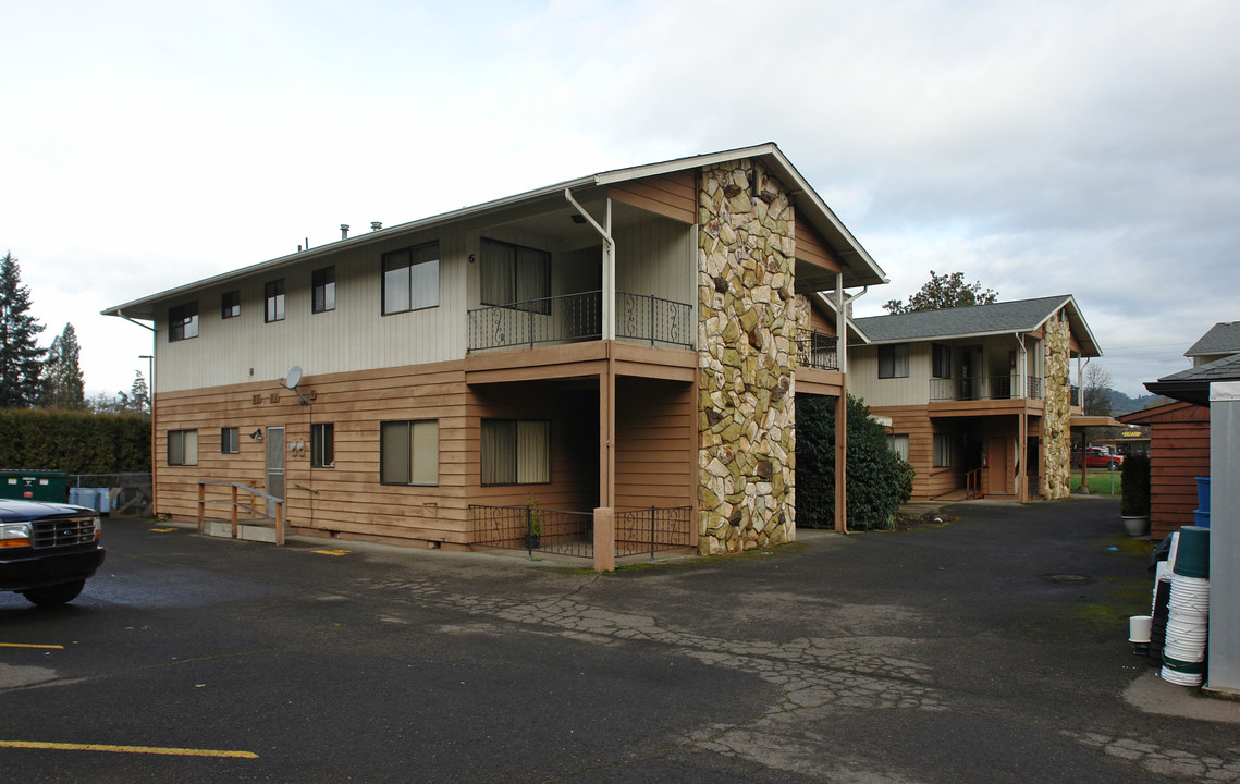 Westside Manor in Roseburg, OR - Building Photo