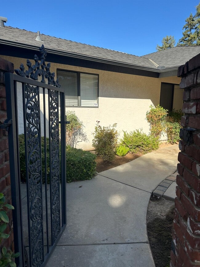 3644 W Beechwood Ave in Fresno, CA - Building Photo - Building Photo