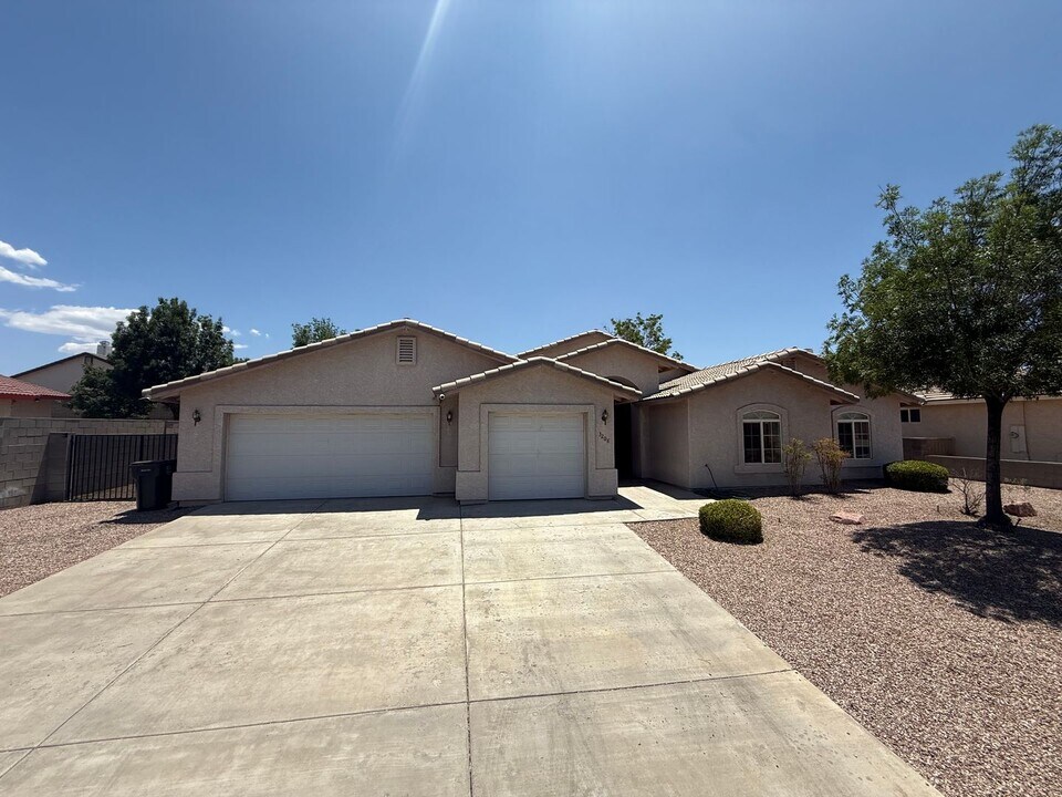 3208 Jennifer Ave in Kingman, AZ - Building Photo