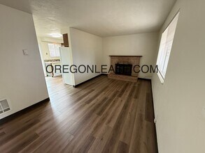 1754 Rainbow Loop in Springfield, OR - Building Photo - Building Photo