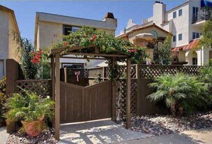 841 1/2-244-246-242 Orange Ave in Coronado, CA - Building Photo