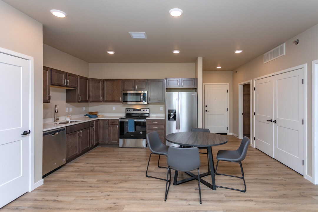 Whispering Creek Apartments in Fargo, ND - Foto de edificio