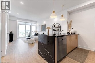 803 Dundas St E in Waterdown, ON - Building Photo - Building Photo