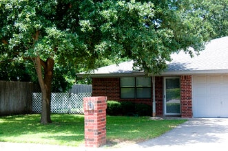 231 Rosebud Dr in Stephenville, TX - Building Photo - Building Photo