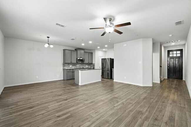 1102 Bowie Dr in Lewisville, TX - Building Photo - Building Photo