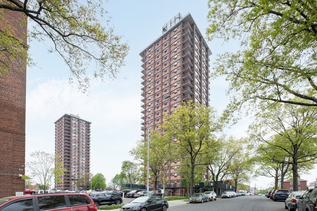 Electchester Towers East in Fresh Meadows, NY - Building Photo - Building Photo