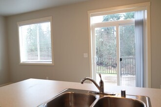 205 Cloverdale Rd in Kalama, WA - Building Photo - Building Photo
